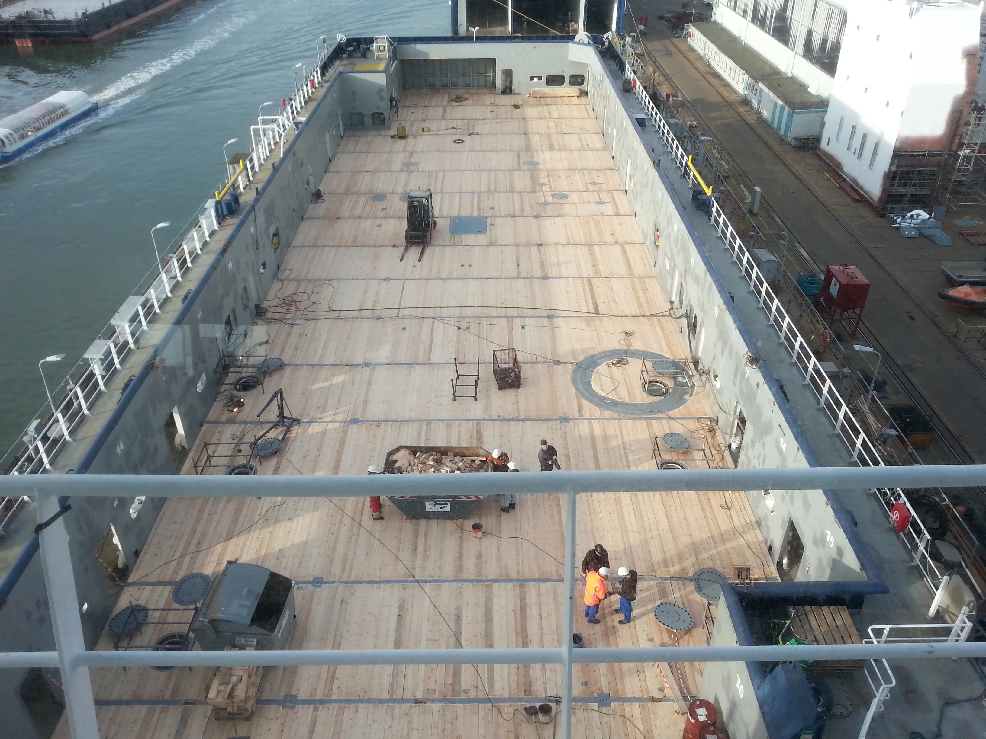 Slitedekk på skipsdekk